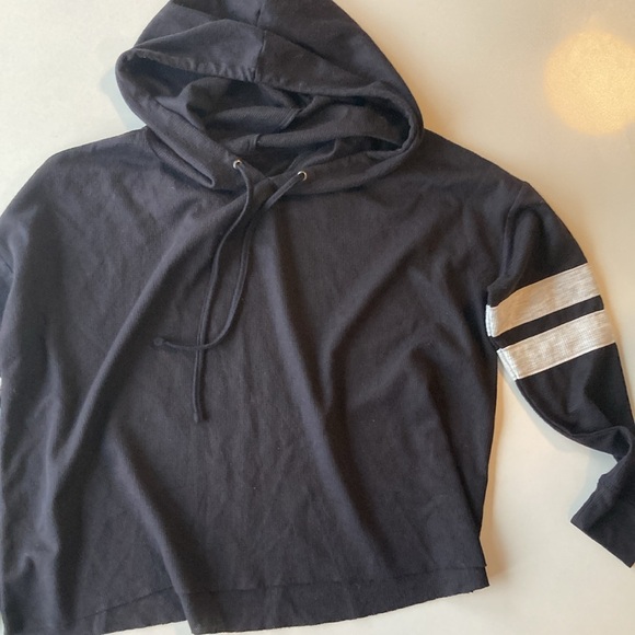 SO Sweaters - ♻️Cropped black hoodie